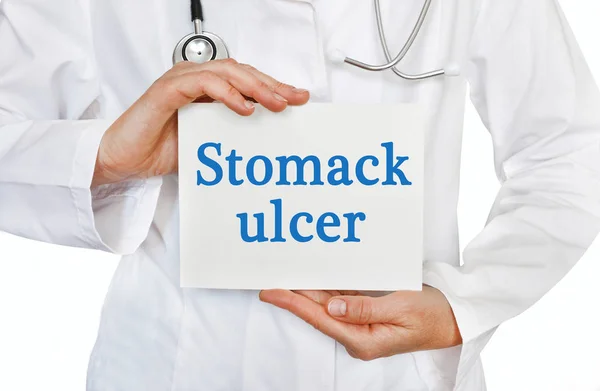 Cartão de úlcera de estômago nas mãos do médico — Fotografia de Stock