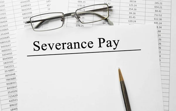 Папір з Severance Pay на столі — стокове фото