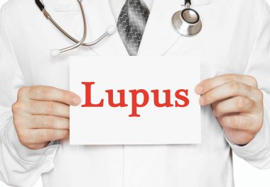 Lupus, tıbbi kavramı ile bir kart tutan doktor