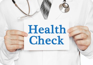 Sağlık kontrolü, tıbbi kavramı ile bir kart tutan doktor