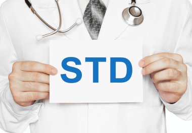 Doktor elinde STD olan bir kart tutuyor, tıbbi konsept.