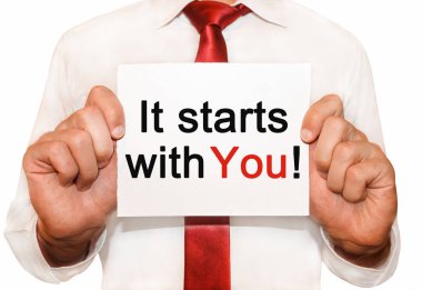 Sizinle başlar bir metin ile bir kart tutan adam