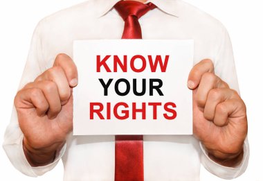 Bir metin ile bir kart tutan adam Know Your Rights