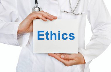  Etik kartı elinde, tıp doktoru