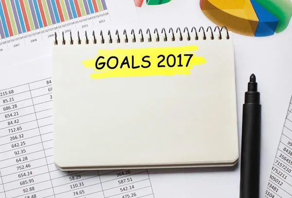Notizbuch mit Werkzeugen und Notizen zu den Zielen 2017 — Stockfoto
