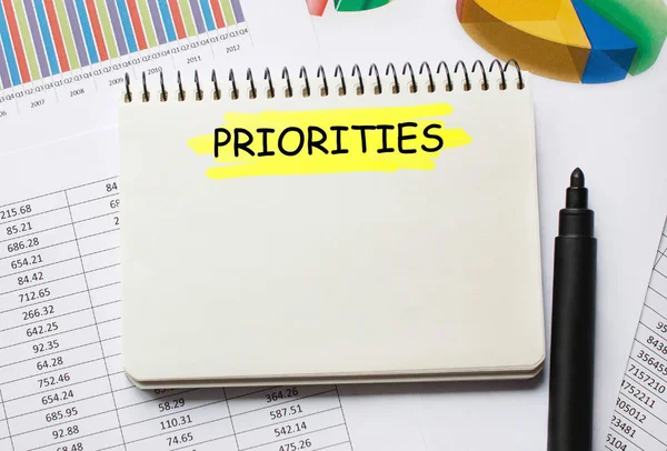 Cuaderno con herramientas y notas sobre prioridades — Foto de Stock