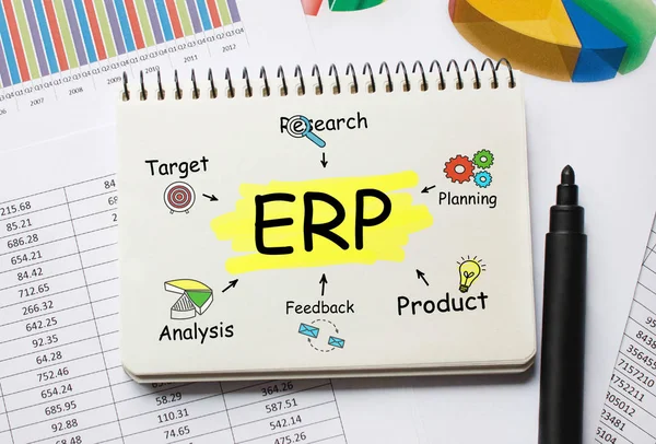 โน๊ตบุ๊คที่มี Toolls และ Notes เกี่ยวกับ ERP, Concept — ภาพถ่ายสต็อก