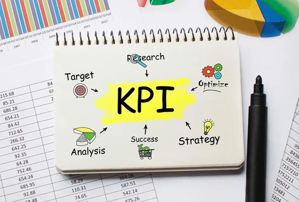 โน๊ตบุ๊คที่มี Toolls และ Notes เกี่ยวกับ KPI, Concept — ภาพถ่ายสต็อก