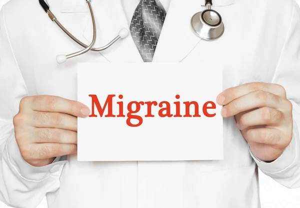 Läkare som innehar ett kort med migrän, medicinska begrepp — Stockfoto