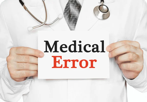 Doctor sosteniendo una tarjeta con Error Médico, Concepto Médico — Foto de Stock