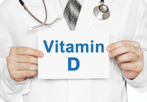 Medicul care deține o carte cu vitamina D, concept medical — Fotografie, imagine de stoc