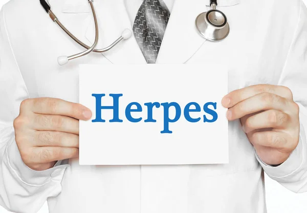 Läkare som innehar ett kort med Herpes, medicinska begrepp — Stockfoto