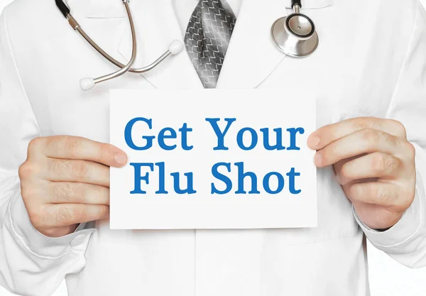 Doktorn håller i ett kort med Get Your Flu Shot, medicinskt koncept — Stockfoto
