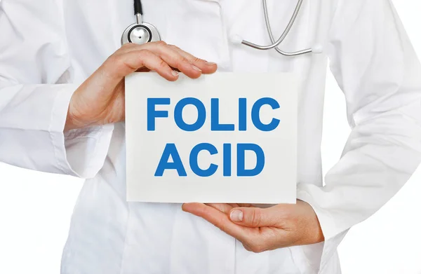 Cardul de acid folic în mâinile medicului — Fotografie, imagine de stoc