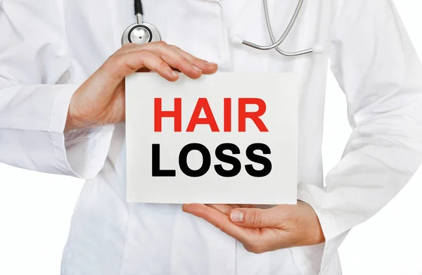 Cartão de perda de cabelo nas mãos do médico — Fotografia de Stock