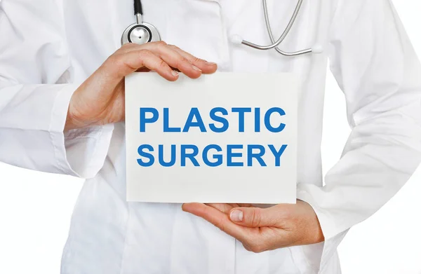 Tarjeta de cirugía plástica en manos del médico — Foto de Stock