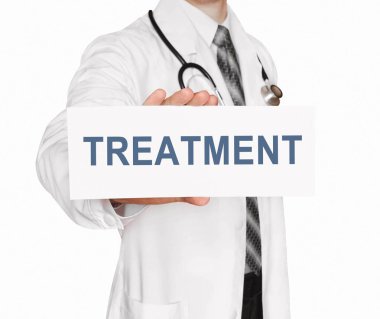 Tedavi, tıbbi kavramı ile bir kart tutan doktor