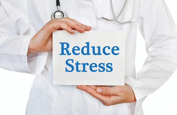 Minska Stress kortet i händerna av läkare — Stockfoto
