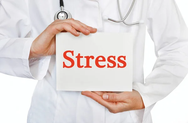 Stress kortet i händerna av läkare — Stockfoto