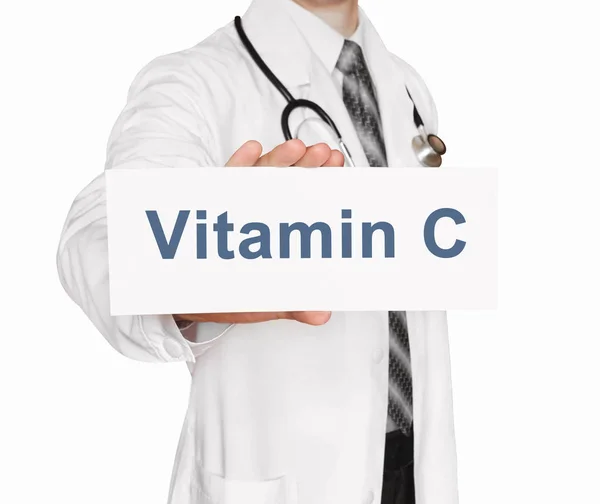 Doktor, elinde C vitamini olan bir kart tutuyor. Tıbbi konsept. — Stok fotoğraf