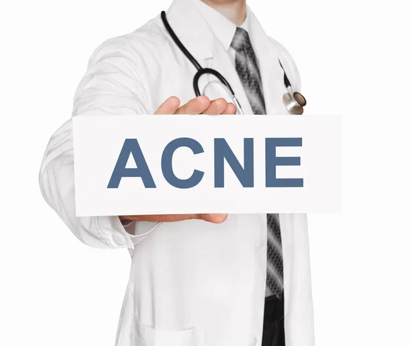 Médico sosteniendo una tarjeta con ACNE, concepto médico — Foto de Stock