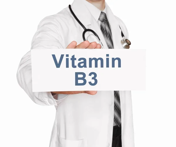 Médico sosteniendo una tarjeta con vitamina B3, concepto médico — Foto de Stock