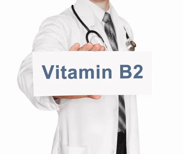 Médico sosteniendo una tarjeta con vitamina B2, Concepto médico — Foto de Stock