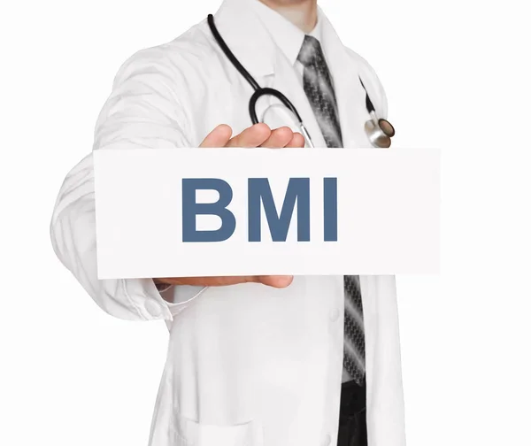 BMIのあるカードを持っている医者、白い背景のボディマス指数記号 — ストック写真
