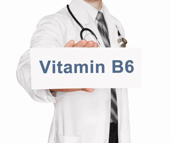 Médico sosteniendo una tarjeta con vitamina B6, concepto médico — Foto de Stock