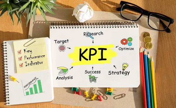 Carnet avec Toolls et Notes sur KPI, concept — Photo