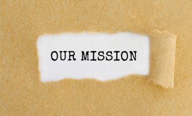 Görevimiz yırtık kahverengi kağıtların arkasında beliriyor..