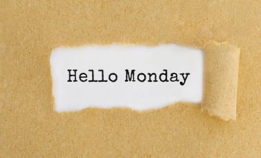 Merhaba Pazartesi yırtık kahverengi kağıdın arkasında beliriyor