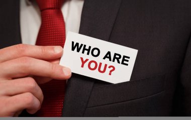 İş adamı mesaj atıyor. Cebinde kim var?