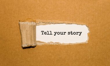 Hikayeni yırtık kahverengi kağıdın arkasında anlat.