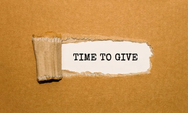 Yırtık kahverengi kağıdın arkasında görünme zamanı