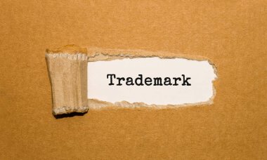 Yırtık kahverengi kağıdın arkasında görünen metin markası