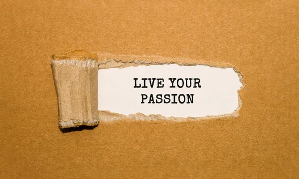 Tekst Live Your Passion Pojawiający Się Podartym Brązowym Papierem — Zdjęcie stockowe