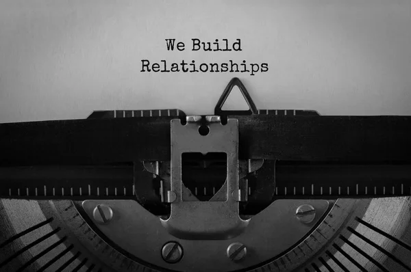 Text Build Relationships Typas Retro Skrivmaskin — Stockfoto