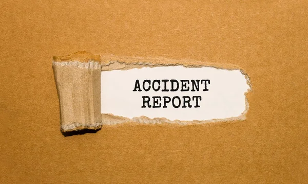 Der Text Unfallbericht Erscheint Hinter Zerrissenem Braunen Papier — Stockfoto