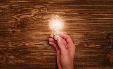 İşadamı el holding ampul. Başarı, yaratıcılık ve yeni fikir kavramı