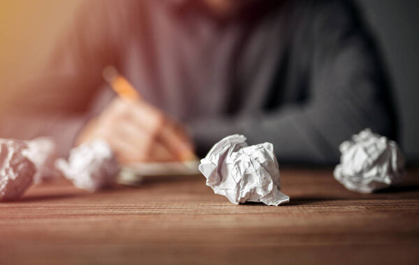 Бизнесмен записывает в блокнот новые творческие идеи. Концепция инновационных технологий, бизнес-плана и творчества
.