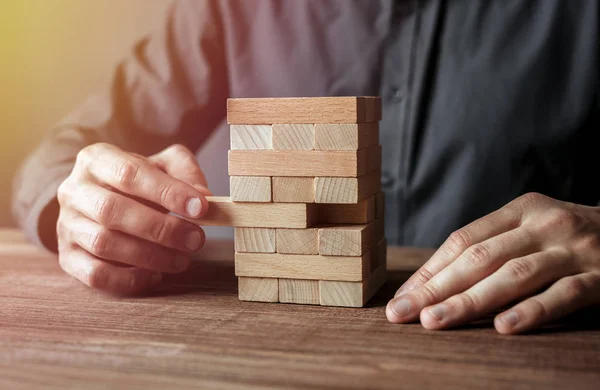 Concetto di protezione della proprietà e delle imprese. Agente assicurativo modello completo in legno con ultimo pezzo . — Foto Stock