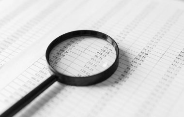Finansal raporlar ve tablo Office büyüteç ile.