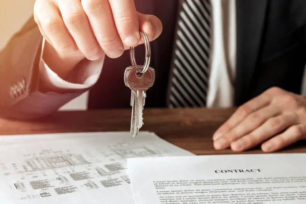 부동산 계약 계약을 서명한 후 그의 클라이언트에 게 집 열쇠를 주는. 부동산 개념. — 스톡 사진
