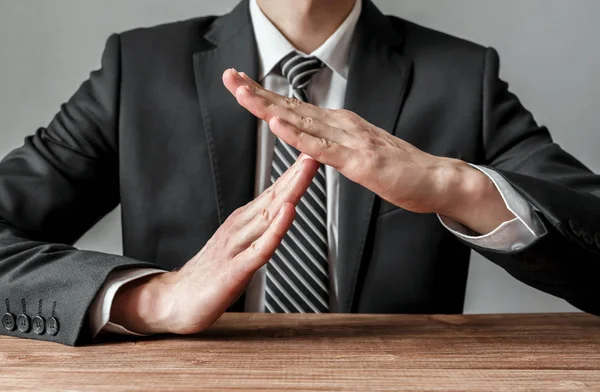 タイムアウト ジェスチャー、身振りを示す実業家 — ストック写真