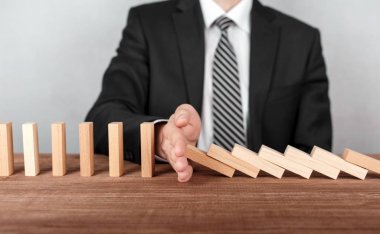 Masanın üzerine düşmesini Domino durdurma işadamı, yakın çekim.