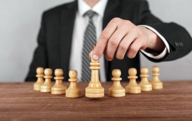 İş adamı bir kralın satranç figürünü hareket ettiriyor. İş stratejisi kavramı.