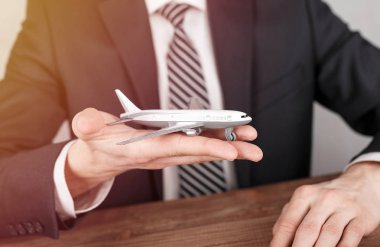 Uçak modeli bir adamın ellerinde..