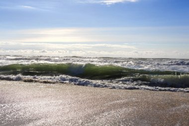 Kumsalda güzel okyanus dalgaları.