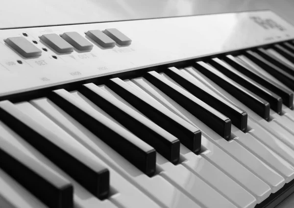 ピアノの鍵盤のクローズ アップのモノクロ。選択と集中. — ストック写真